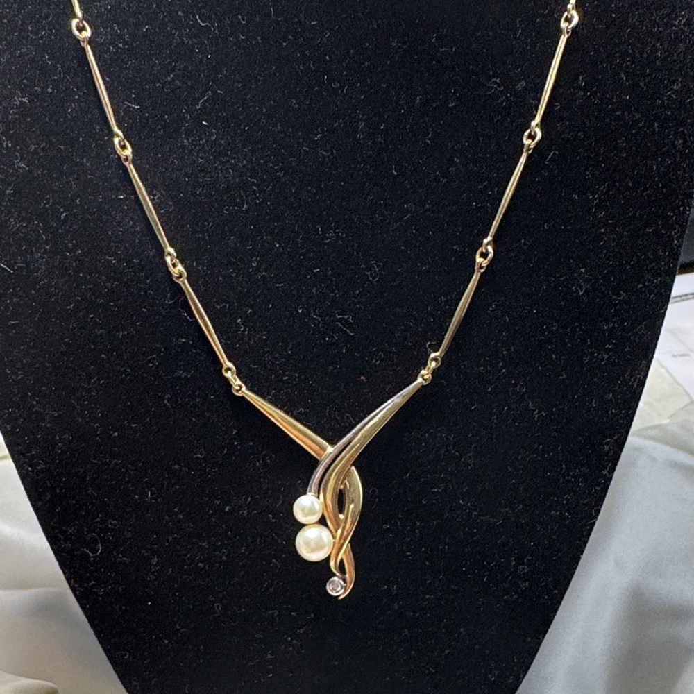 Elegant Gold and Silver Necklace with Pearl Accents - Picture 2 of 9